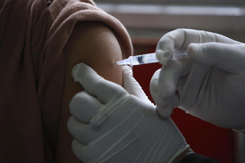 Seorang petugas kesehatan memberikan suntikan vaksin Pfizer COVID-19 kepada seorang pria saat kampanye vaksinasi di sebuah Puskesmas di Medan, Sumatera Utara, Indonesia, Rabu, 17 November 2021. Satuan Tugas (Satgas) Penanganan COVID-19 melaporkan kasus konfirmasi positif COVID-19 di Provinsi Sumatera Utara bertambah sebanyak 42 orang per 28 Januari 2022, sehingga total akumulasi menjadi 106.333 kasus. 