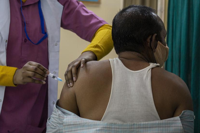Seorang petugas kesehatan memberikan vaksin COVID-19 kepada petugas kota di rumah sakit swasta di New Delhi, India, Sabtu, 13 Februari 2021.