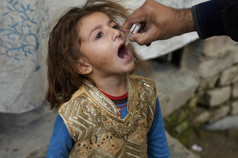 Seorang petugas kesehatan memberikan vaksin polio kepada seorang anak di Lahore, Pakistan, Senin, 28 November 2022. Pihak berwenang Pakistan meluncurkan gerakan anti-polio nasional baru pada hari Senin di tengah lonjakan kasus baru di antara anak-anak, kata pejabat kesehatan. Ini adalah kampanye keenam tahun ini dan akan berlangsung selama lima hari, bertujuan untuk menyuntik anak di bawah usia 5 tahun di daerah berisiko tinggi.