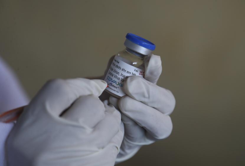 Seorang petugas kesehatan menulis tanggal di botol saat dia bersiap untuk memberikan vaksin virus corona COVAXIN bagi orang-orang yang datang untuk mendapatkan dosis kedua mereka di sebuah pusat kesehatan umum di Hyderabad, India, Kamis, 27 Mei 2021. 