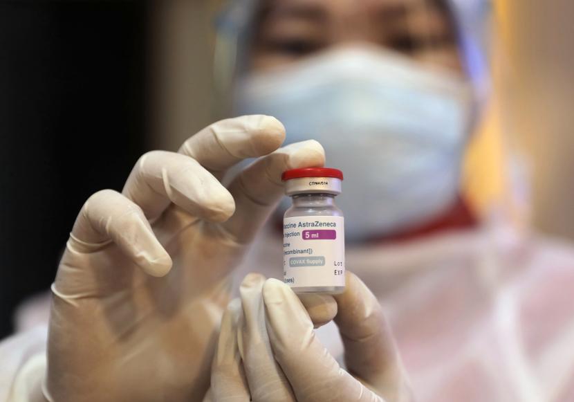 3.000 Imam dan Marbut di Kepri Disuntik Vaksin AstraZeneca. Seorang petugas kesehatan menunjukkan botol vaksin COVID-19 AstraZeneca saat vaksinasi massal untuk ulama dan pemuka agama di Surabaya, Jawa Timur, Indonesia, Selasa, 23 Maret 2021