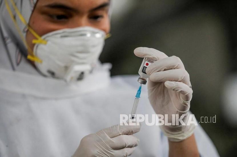 Seorang petugas kesehatan menyiapkan dosis vaksin COVID-19 Sinovac pada vaksinasi massal untuk dosen universitas di Medan, Sumatera Utara, Senin (29/3). Indonesia menjalin kerja sama pengadaan vaksin Covid-19 dengan China.  