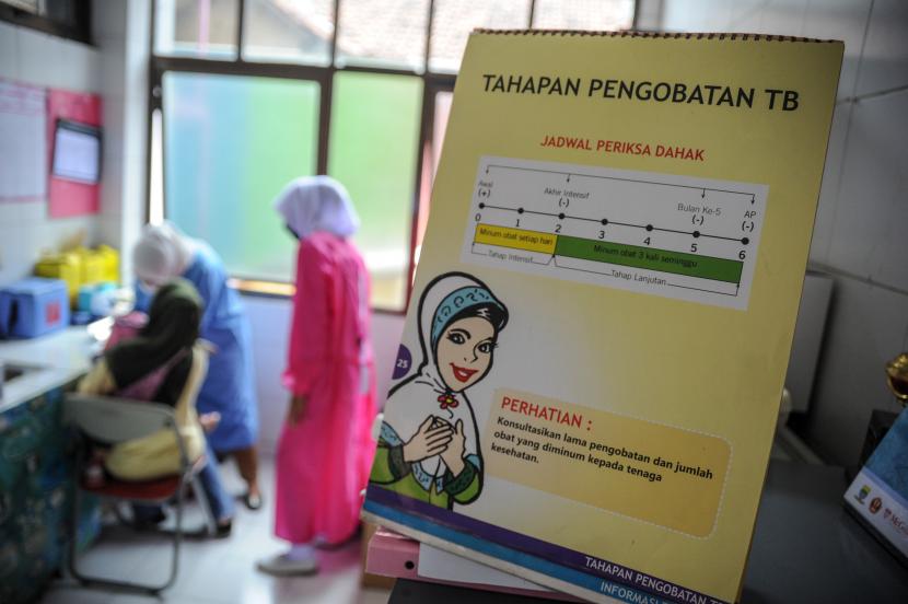 Seorang petugas kesehatan menyuntikan PPD test kepada pasien terduga tuberkolosis di sebuah Puskesmas di Kota Bandung, Jawa Barat. Kementerian Kesehatan (Kemenkes) mengatakan peran dan keterlibatan masyarakat dalam mengatasi kasus tuberkulosis (TBC) di Indonesia sudah tertuang dalam Peraturan Presiden (Perpres) Nomor 67 Tahun 2021 terkait Penanggulangan TBC di Indonesia.