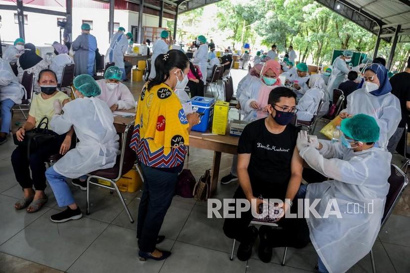 Seorang petugas kesehatan menyuntikkan satu dosis vaksin COVID-19 Sinovac ke pasien saat vaksinasi massal untuk dosen universitas di Medan, Sumatera Utara, Senin (29/3).
