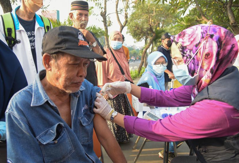 Seorang petugas kesehatan menyuntikkan vaksin COVID-19 di stan kesehatan puskesmas Jatimakmur pada kegiatan Car Free Day (CFD) Jl. A Yani, Bekasi, Jawa Barat, Ahad (24/07/2022). Kegiatan vaksinasi kembali dipercepat seiring meningkatnya kembali kasus aktif COVID-19 di Indonesia. 
