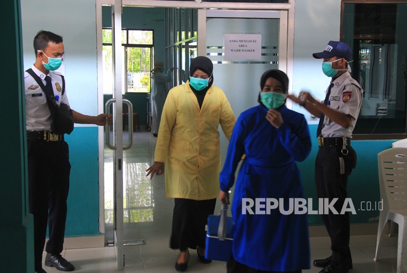 Seorang petugas laboratorium membawa spesimen nasofaring dan orofaring milik seorang pasien suspect Covid-19 yang dirawat di ruang isolasi instalasi paru Rumah Sakit Umum Daerah (RSUD) Dumai di Dumai, Riau, Rabu (4/3/2020).(Antara/Aswaddy Hamid)