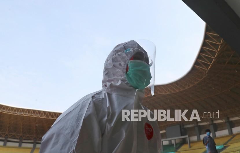 Seorang petugas medis berjalan di stadion Patriot Candrabhaga untuk menjadikan salah satu ruangan di stadion sebagai fasilitas karantina bagi orang-orang yang menunjukkan gejala COVID-19 di tengah wabah baru virus corona di Bekasi , Rabu (9/9/2020). 