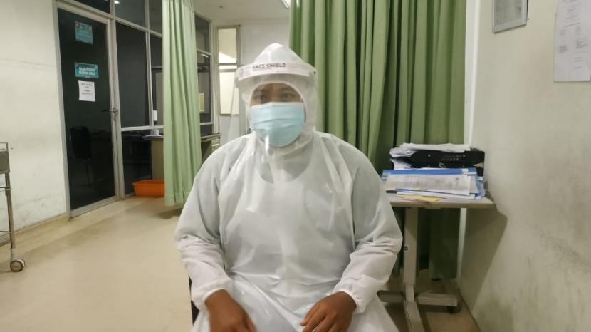 Seorang petugas medis di RSUD Kota Bogor, Heryana (29 tahun) tetap bekerja saat libur.