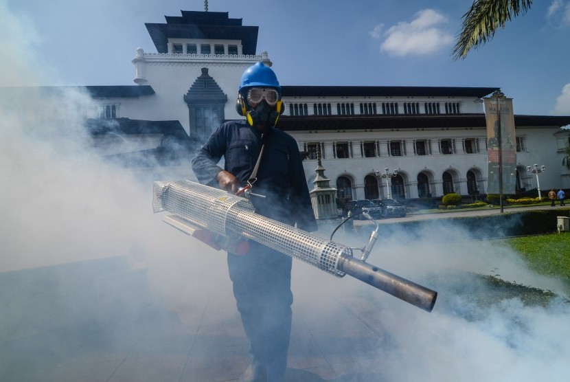 Seorang petugas melakukan pengasapan (fogging) di kompleks Gedung Sate, Bandung, Jawa Barat, Jumat (8/2/2019). 