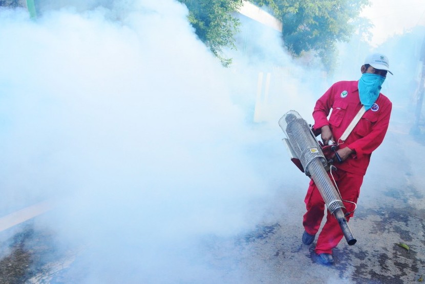 Seorang petugas melakukan pengasapan (fogging) untuk membasmi nyamuk aedes aegypti di Desa Bantengan, Madiun, Jatim, Kamis (21/1).