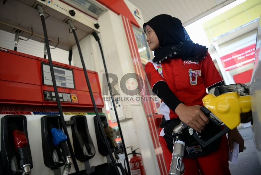 Seorang petugas melayani penjualan bahan bakan minyak (BBM) di salah satu SPBU Kawasan Tanah Abang, Jakarta, Rabu (18/3). 