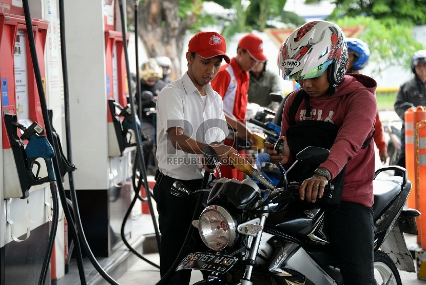 Seorang petugas melayani penjualan bahan bakan minyak (BBM) di salah satu SPBU Kawasan Grogol, Jakarta, Selasa (28/4). (Republika/ Yasin Habibi)