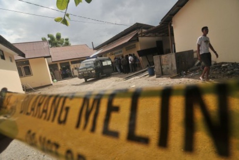  Seorang petugas melintas di depan kamar jenazah Rumah Sakit Bhayangkara Palu, tempat jenazah salah seorang anggota Brimob Polda Sulteng yang tewas diserang Orang Tak Dikenal (OTK) di Desa Kalora, Kabupaten Poso, Sulawesi Tengah, Kamis (20/12).