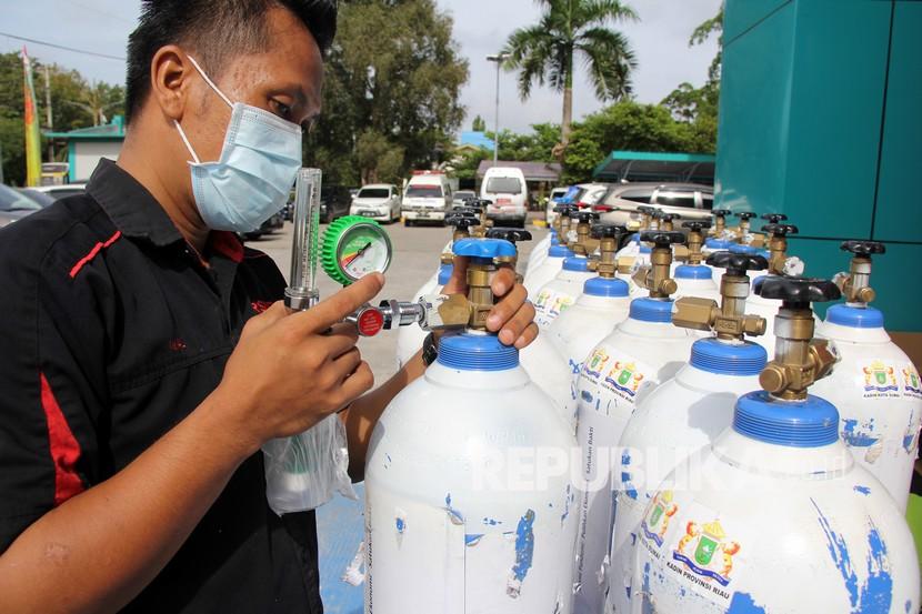 Seorang petugas memasang regulator pada tabung oksigen. Pemprov Banten sudah dalam kondisi siap siaga jika ada lonjakan kasus Covid-19. Ilustrasi.