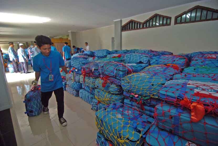 Seorang petugas membawa koper calon jamaah haji di Gedung Serba Guna asrama haji, Pondok Gede, Jakarta Timur, Ahad (31/8).(Republika/Raisan Al Farisi)