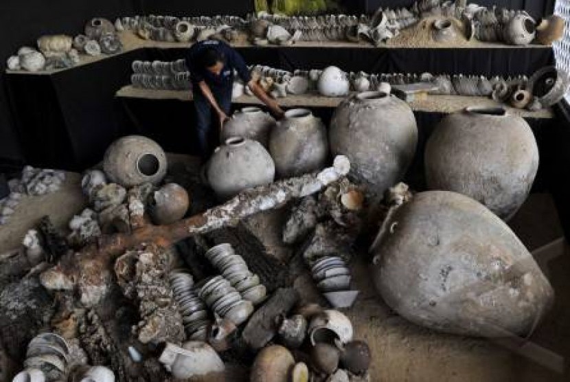  Seorang petugas membenahi artefak berupa keramik benda muatan kapal tenggelam yang diangkat dari bangkai kapal Cina di perairan Cirebon.