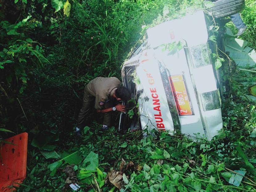 Seorang petugas memeriksa ambulans yang mengalami kecelakaan hingga masuk jurang di Kecamatan Mekarmukti, Kabupaten Garut, Kamis (7/4/2022). 