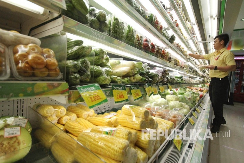 Jelang Nataru, Surabaya Gencarkan Operasi Pasar. Foto: Seorang petugas memeriksa barang berupa sayuran, buah-buahan dan panganan olahan di sebuah supermarket di Kota Bandung, Rabu (20/12). Masyarakat berharap menjelang Natal dan tahun baru harga kebutuhan pokok atau sembako tetap terkendali.