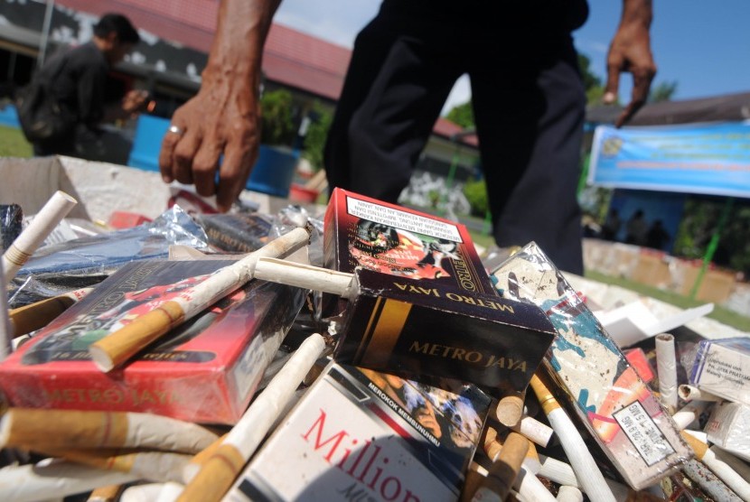 Seorang petugas memeriksa rokok ilegal sebelum dimusnahkan di kantor Bea Cukai Pantoloan, Palu, Sulawesi Tengah, Jumat (21/4). 