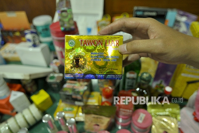 Seorang petugas memperlihatkan barang bukti obat tradisional ilegal di Kantor Balai Besar Pengawas Obat dan Makanan (BBPOM) Bandung, Jalan Dr. Djunjunan (Pasteur), Kota Bandung, Senin (31/10).