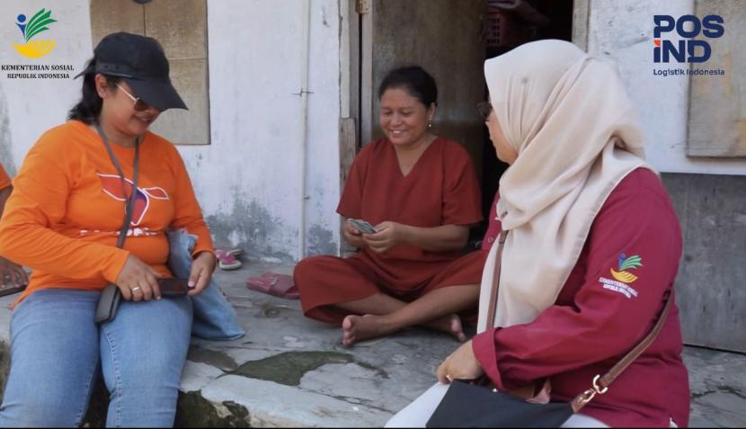 Seorang petugas mendata warga Batam yang mendapatkan bantuan sosial sembako dari pemerintah dan disalurkan melalui Pos Indonesia.