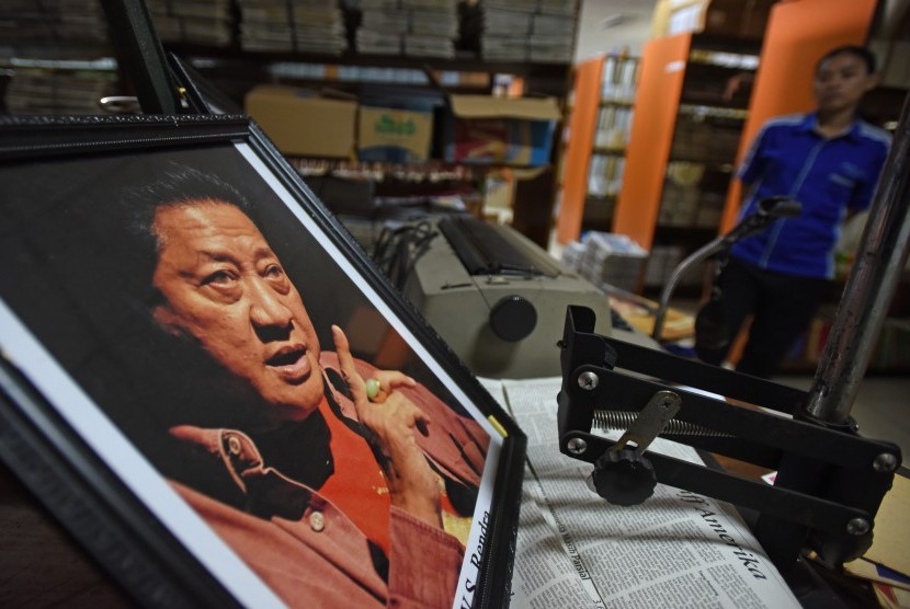 Seorang petugas mengamati foto penyair WS Rendra yang menjadi koleksi Pusat Dokumentasi Sastra HB Jassin di Jakarta, Jumat (2/9). 