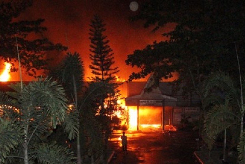 Seorang petugas mengamati Lapas Klas I Tanjung Gusta Medan yang terbakar akibat kerusuhan, Kamis (11/7)