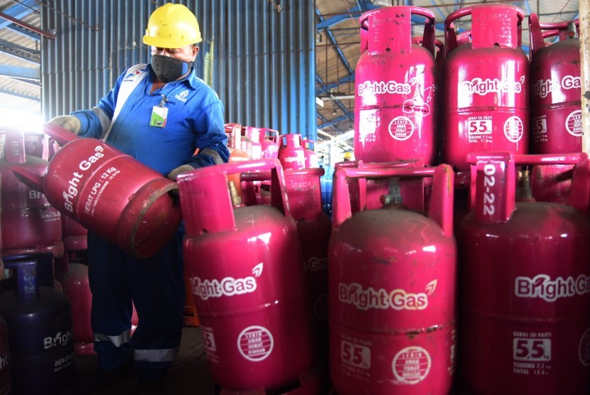 Seorang petugas mengangkat tabung LPG non subsidi Pertamina Bright Gas 12 kilogram di Depot LPG Pertamina Tanjung Perak Surabaya, Jawa Timur, Selasa (24/10). 