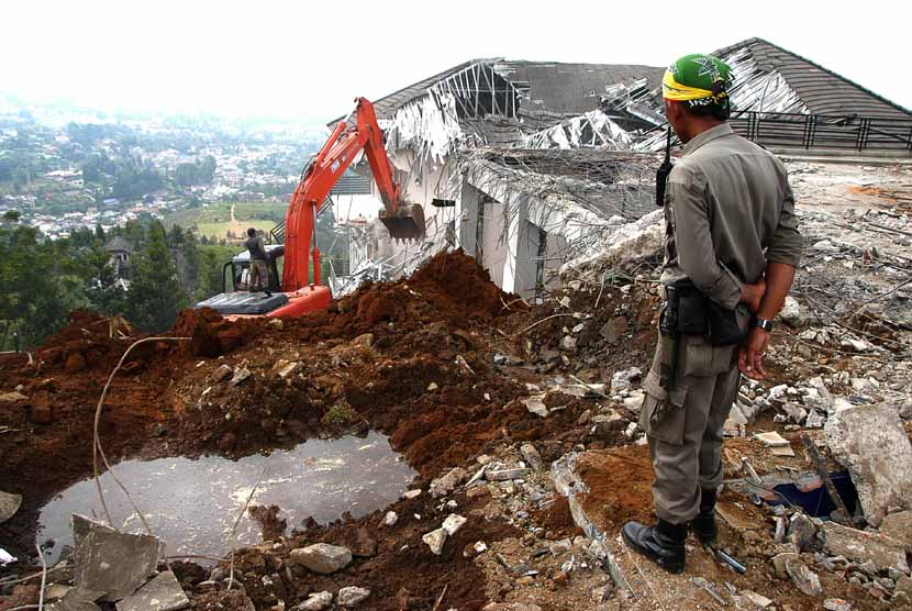Seorang petugas mengawasi proses pembongkaran villa liar di Desa Tugu Utara, Cisarua, Bogor, Jabar, Senin (25/11).  (Antara//Jafkhairi)