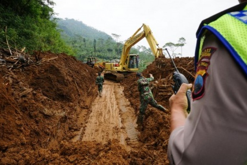 Seorang petugas mengawasi proses pembukaan jalur di sektor 4, untuk mencari korban, di Dusun Jemblung, Desa Sampang, Kecamatan Karangkobar, Banjarnegara, Jawa Tengah, Ahad (14/12). 