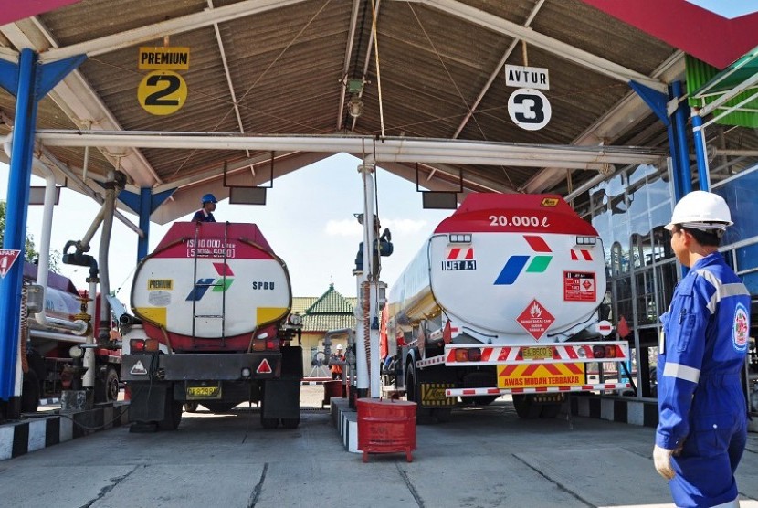 Seorang petugas mengawasi proses pengisian Bahan Bakar Minyak (BBM) ke mobil tangki distribusi di terminal BBM Ampenan, Mataram, NTB, Kamis (30/6). 