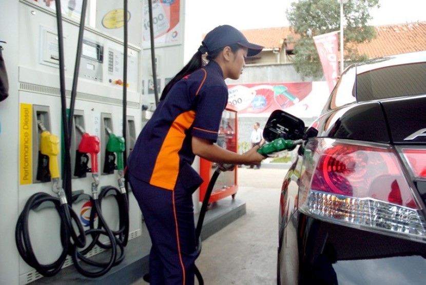 Seorang petugas mengisi bahan bakar minyak ke sebuah kendaraan di SPBU Total di Jl Kapten Tendean, Jakarta Selatan. Total resmi hengkang dari pasar bisnis SPBU di Indonesia.