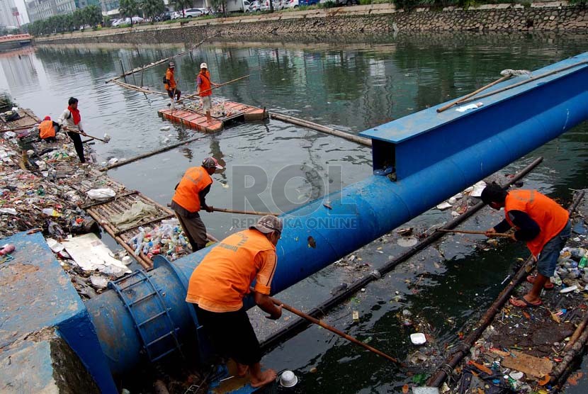 Petugas menjaring sampah di Kali Sunter Jakarta Utara, Jumat (14/3).   (foto :Raisan Al Farisi)