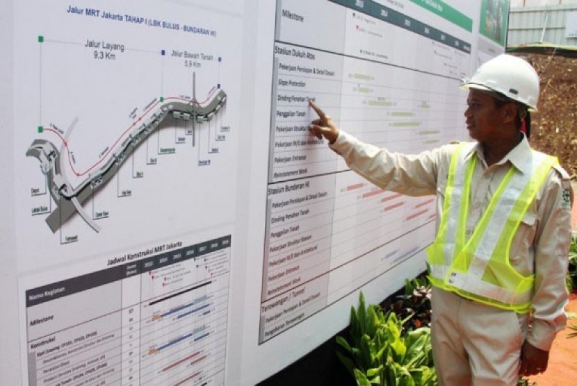 Seorang petugas menujuk jadwal pengerjaan proyek MRT