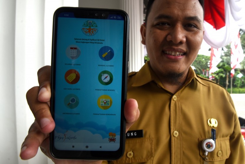 Seorang petugas menunjukan aplikasi e-Uji Emisi kendaraan saat peluncuran di Balai Kota DKI Jakarta, Selasa (13/8/2019). Pemprov DKI Jakarta meluncurkan aplikasi e-Uji Emisi untuk mempermudah masyarakat melakukan uji emisi kendaraan.