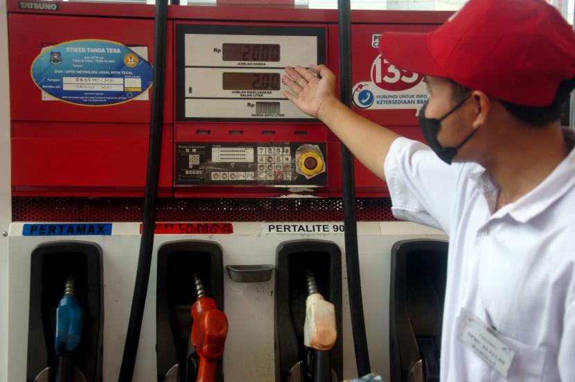 Seorang petugas menunjukkan harga BBM jenis Pertalite. Kepolisian Resor Garut mengungkap kasus penyalahgunaan pengangkutan dan pembelian bahan bakar minyak (BBM) subsidi dengan modus memodifikasi kendaraan di wilayah Samarang, Kabupaten Garut, Jawa Barat.