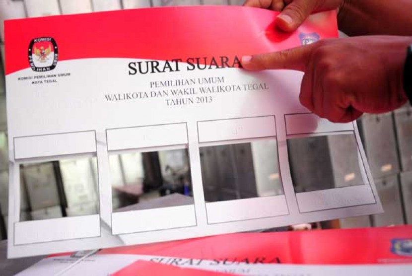  Seorang petugas menunjukkan surat suara dengan menggunakan huruf braile di kantor Komisi Pemilihan Umum (KPU) Tegal, Jateng, Kamis (24/10).