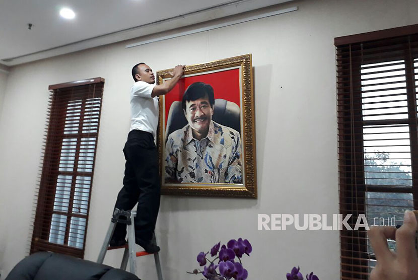 Seorang petugas menurunkan foto Gubernur DKI Jakarta Djarot Saiful Hidayat di ruangan Gubernur DKI lantai 2 Blok B Balai Kota DKI, Jumat (13/10).