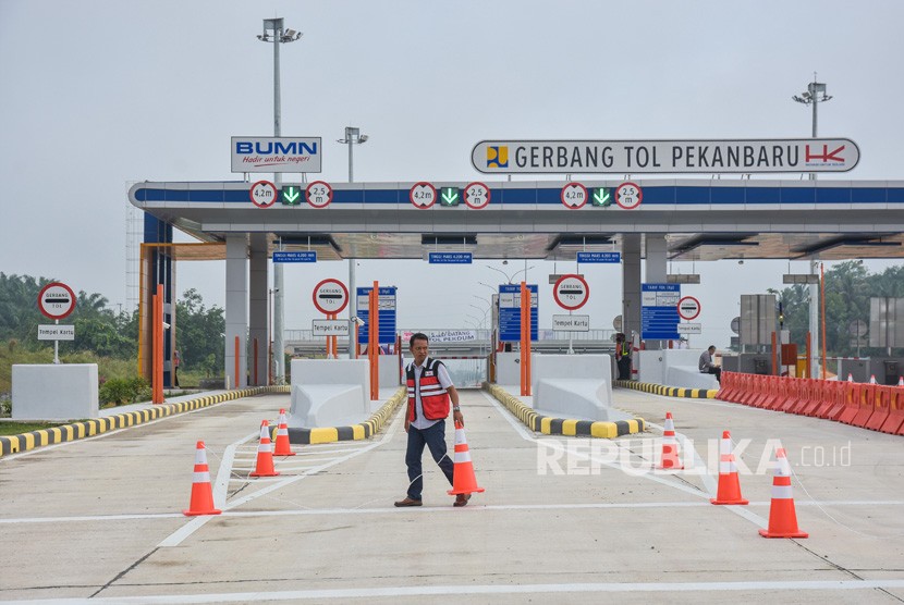 Seorang petugas menyiapkan pembukaan fungsional Tol Pekanbaru-Dumai Seksi 1 di Kota Pekanbaru, Riau, Senin (23/12/2019). 