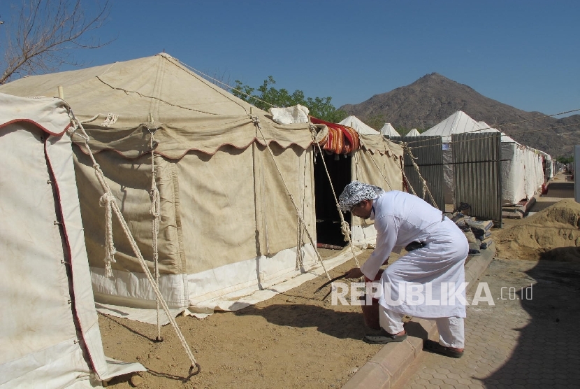  Seorang petugas menyiapkan tenda di Arafah.