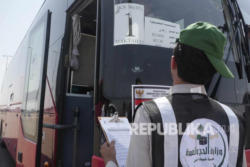 Seorang petugas muassasah mengecek bus rombongan jamaah haji.
