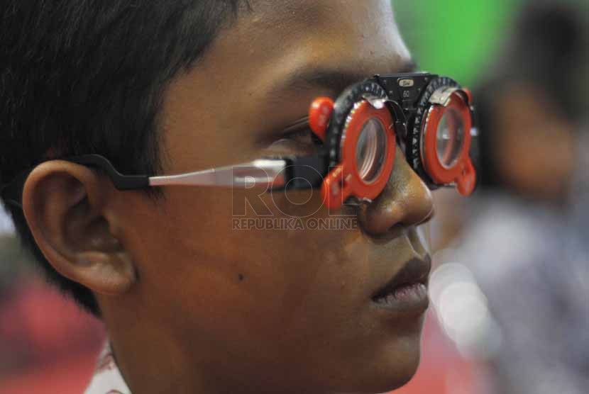 Siswa SD melakukan pengukuran kacamata (ilustrasi)