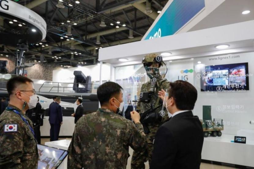 Seorang petugas pameran menerangkan produk kepada para personel militer pada Pameran Pertahanan dan Keamanan Korea Selatan di Goyang, Provinsi Gyeonggi, Korsel, 18 November 2020.