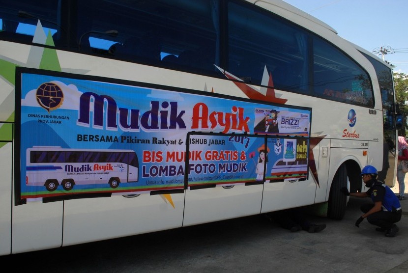 Seorang petugas penguji kendaraan bermotor dari Dinas Perhubungan mengecek ban sebuah bus di terminal Sukabumi, Jawa Barat, Sabtu (17/6). Di lingkungan Pemkot Sukabumi, PNS boleh menggunakan mobil dinas untuk mudik.