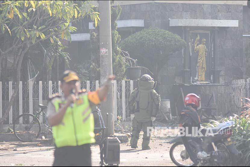 Seorang petugas Penjinak Bom (Jibom) melakukan identifikasi di lokasi ledakan yang terjadi di Gereja Katolik Santa Maria Tak Bercela, Ngagel Madya, Surabaya, Jawa Timur, Minggu (13/5).