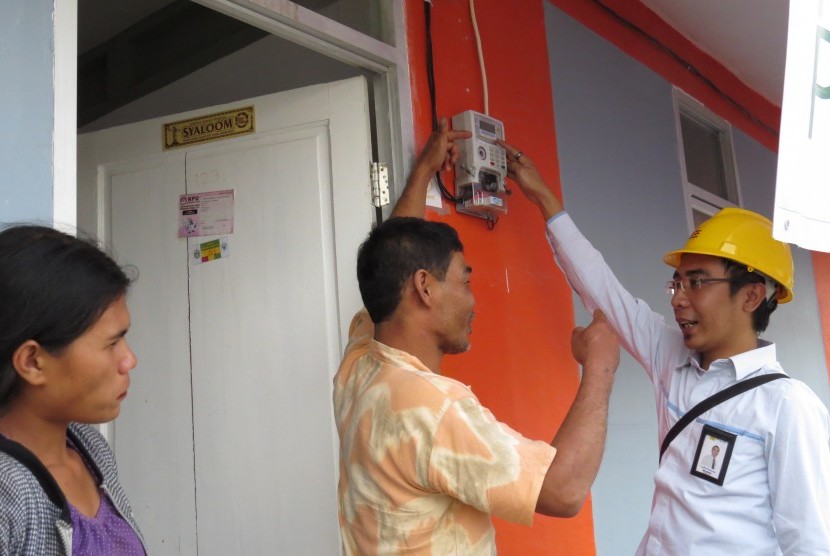 Seorang petugas PLN Area Binjai, Kabupaten Karo, menjelaskan cara penggunaan token listrik yang benar kepada warga Desa Ndokum Siroga, Kecamatan Simpang Empat, Kabupaten Karo, Sumatra Utara, Senin (9/4).