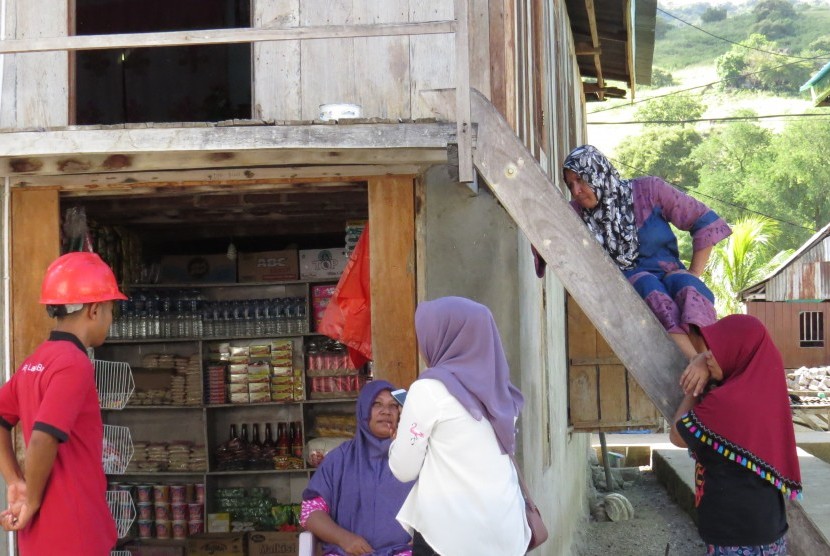 Seorang petugas PLN berbincang dengan beberapa warga Desa Komodo, Kecamatan Komodo, Manggarai Barat, Rabu (28/3). 