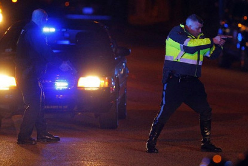 Seorang petugas polisi di lokasi baku tembak, Watertown, Boston barat, Amerika Serikat.