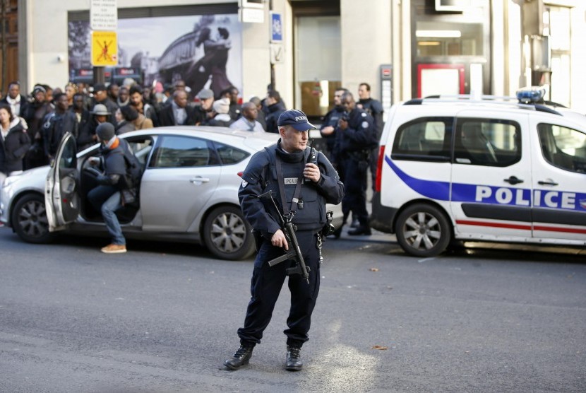 Seorang petugas polisi Prancis sedang berjaga setelah penembakan di dekat kantor polisi di distrik 18 Paris