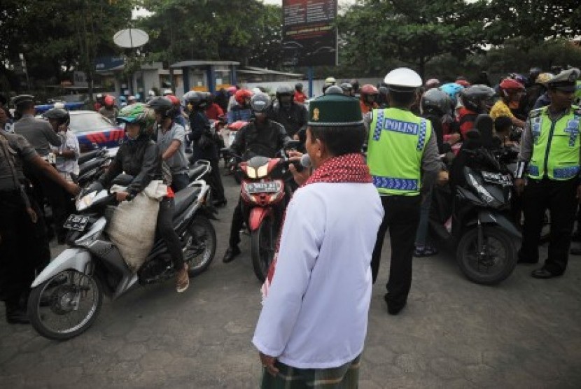 Seorang petugas Polisi Satuan Lalu Lintas mengenakan busana muslim menyampaikan dakwah kepada sejumlah pengendara motor saat Operasi Zebra Candi di kawasan Kantor Samsat Pekalongan, Jawa Tengah, Senin (26/10). 